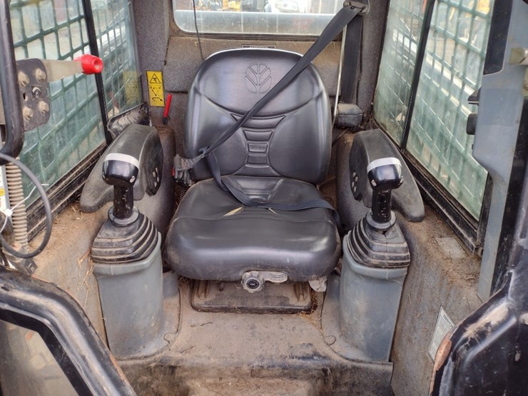 new-holland-l175-image-11