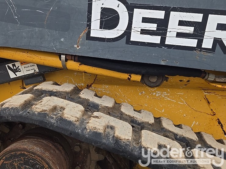 deere-323d-image-39