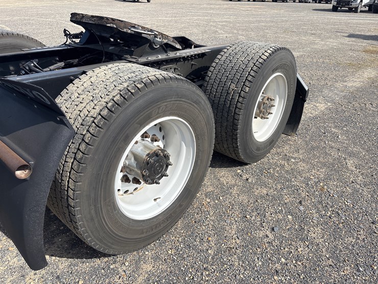 2016-volvo-vnl64t300-image-5