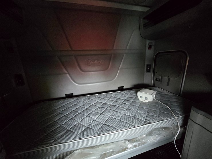 2017-peterbilt-579-image-92