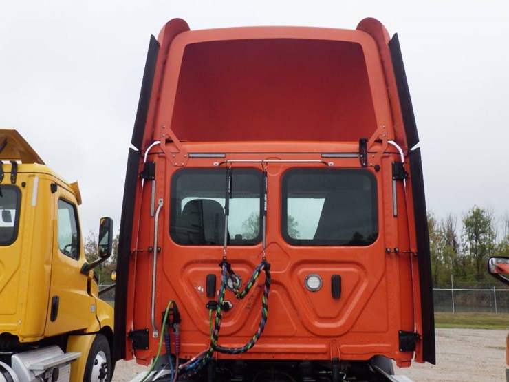 2019-freightliner-cascadia-116-image-11