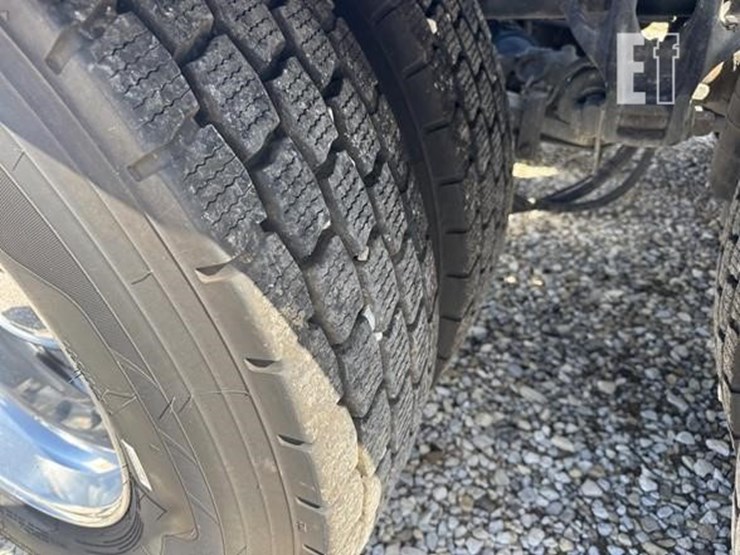 2019-peterbilt-579-image-12