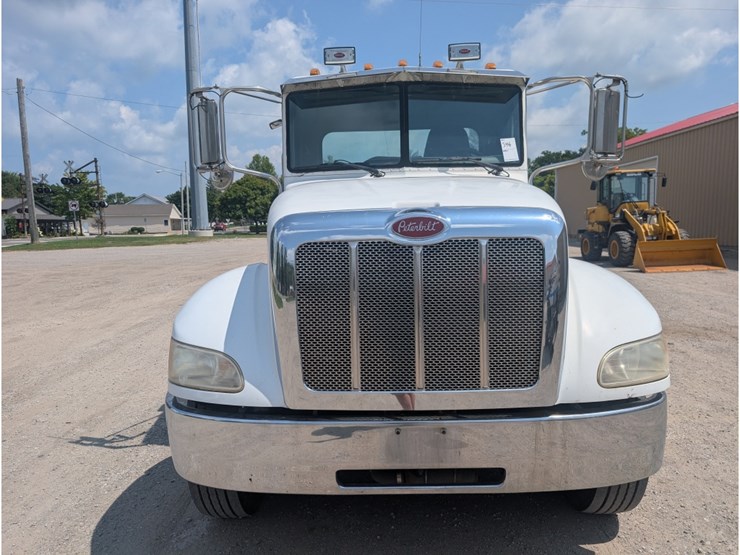 peterbilt-335-image-2