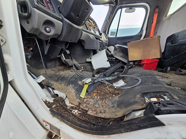 2019-freightliner-m2-106-image-46