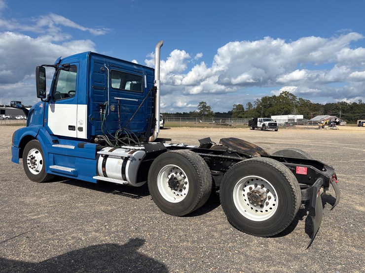 2016-volvo-vnl64t300-image-4