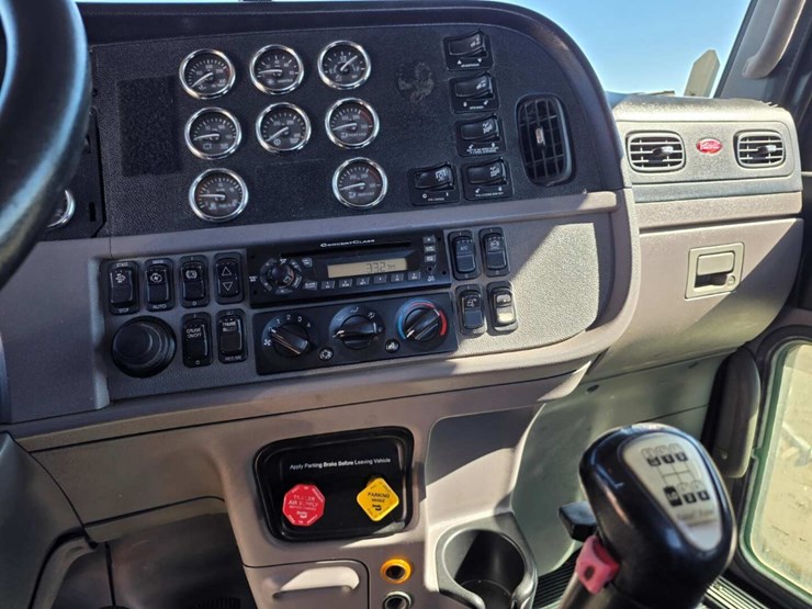 2013-peterbilt-367-image-10
