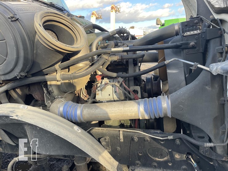 freightliner-columbia-120-image-19