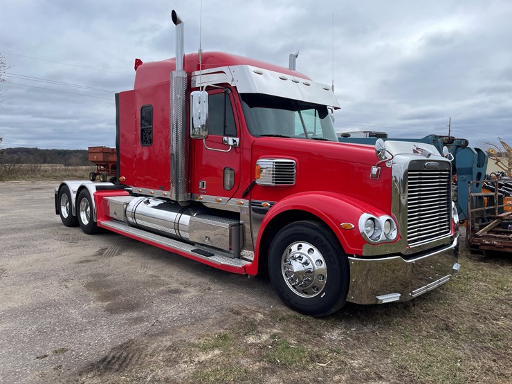 #1043-•-2009-freightliner-semi-(wi-title-in-delay)-image-3