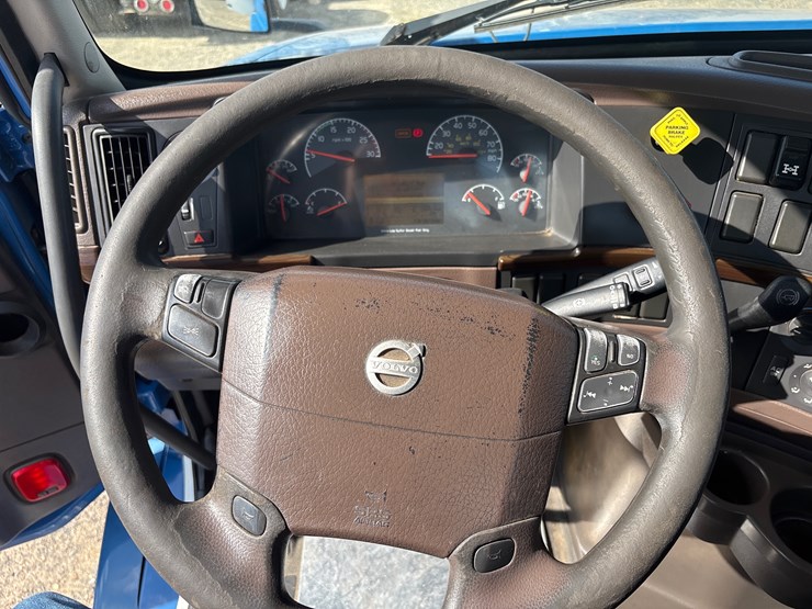 volvo-vnl64t300-image-12