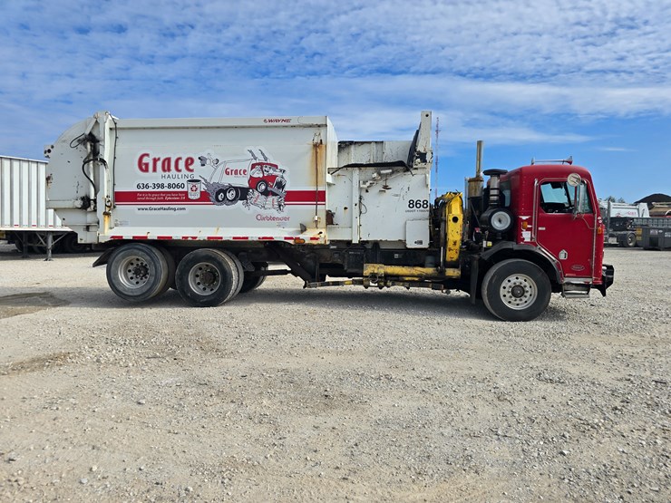 2003-peterbilt-320-image-33