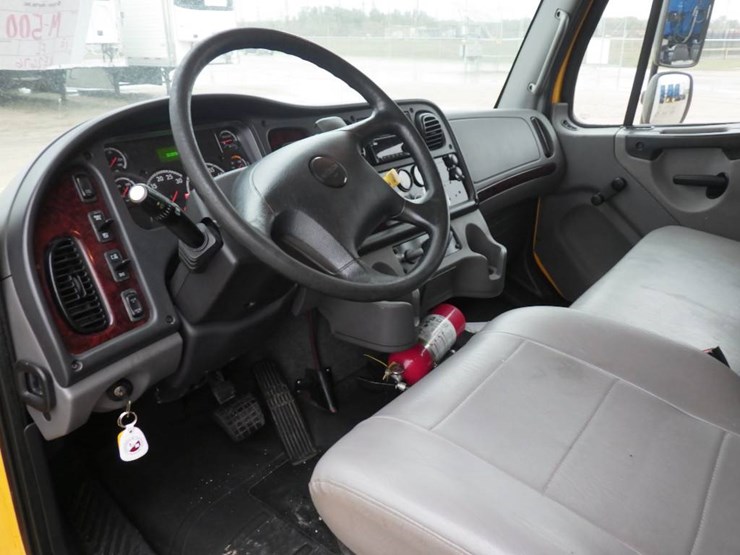 freightliner-m2-106-image-12