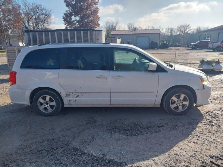 2011-dodge-grand-caravan-image-3