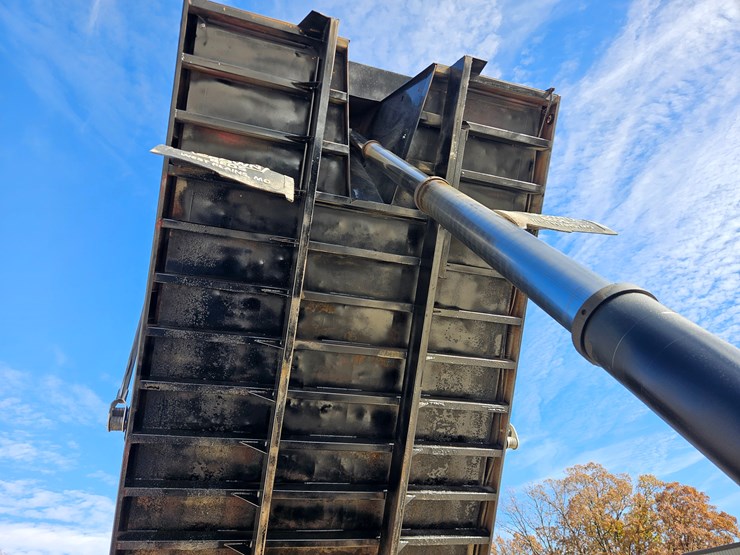 2009-peterbilt-365-image-36