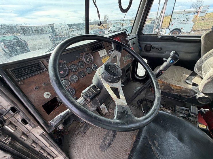 peterbilt-357-image-25