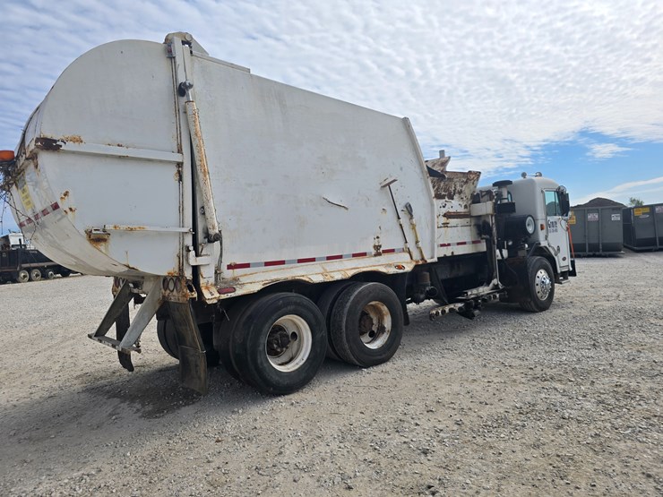 2003-peterbilt-320-image-22