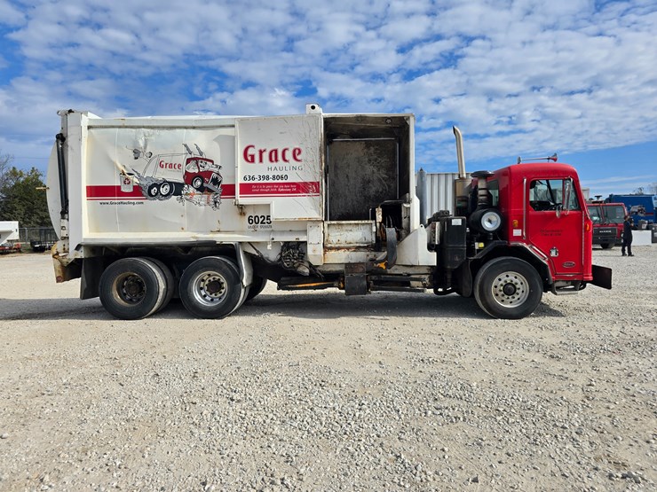 2005-peterbilt-320-image-22