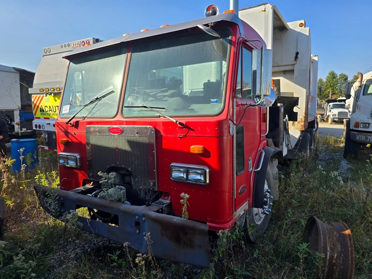 2001-peterbilt-320-image-1