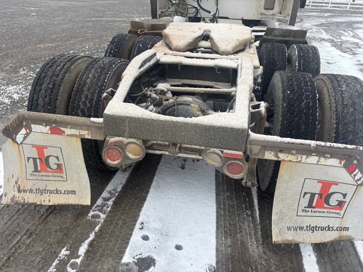 #1550-•-2016-peterbuilt-day-cab-auto-image-11