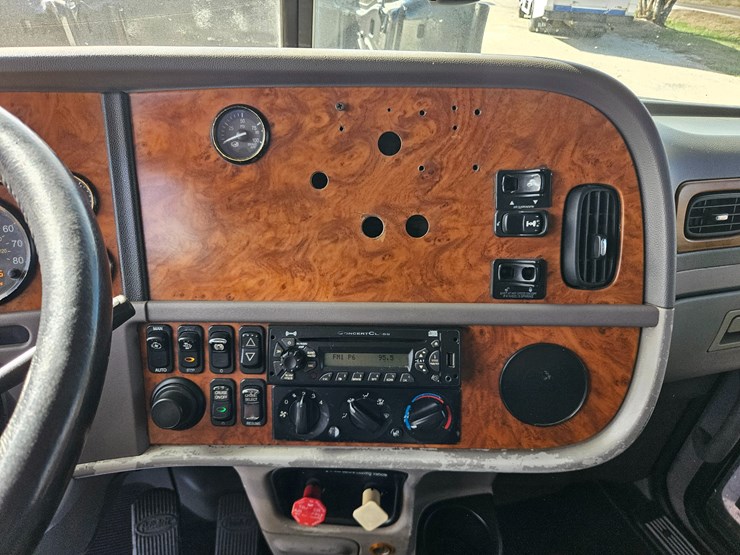 2009-peterbilt-365-image-75