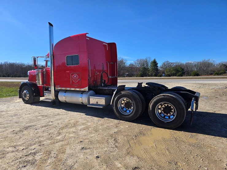 2005-peterbilt-379-image-16