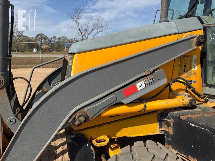 2010-deere-310j-image-18