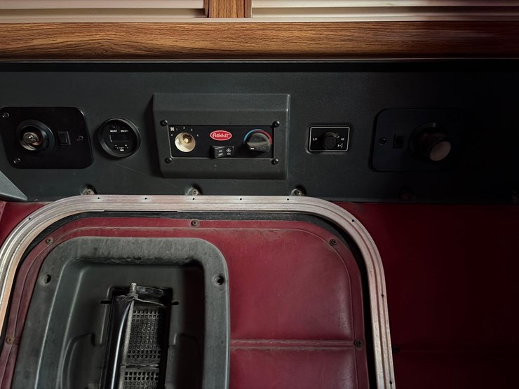 1999-peterbilt-379-image-27
