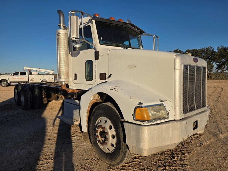 peterbilt-385-image-3
