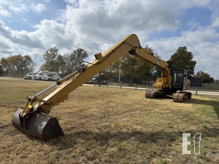 caterpillar-322cl-image-1