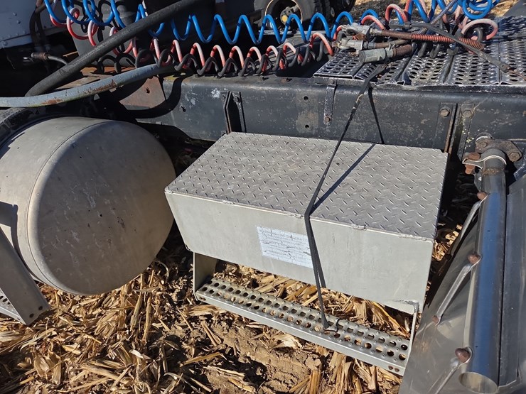 1988-freightliner-day-cab-semi-image-13