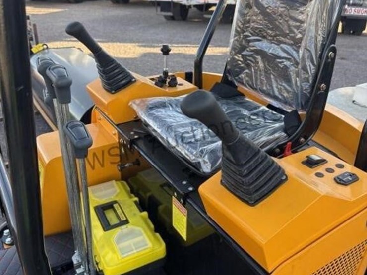 2025-miva-15-mini-excavator-image-12