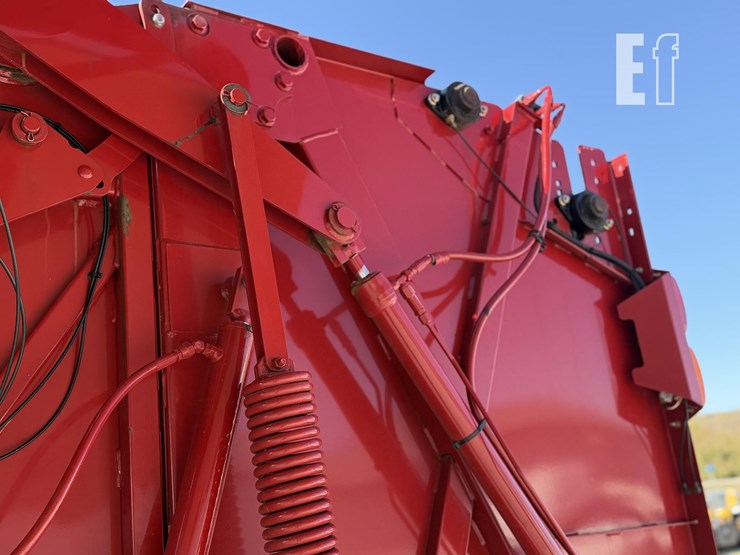 new-holland-roll-belt-560-image-21