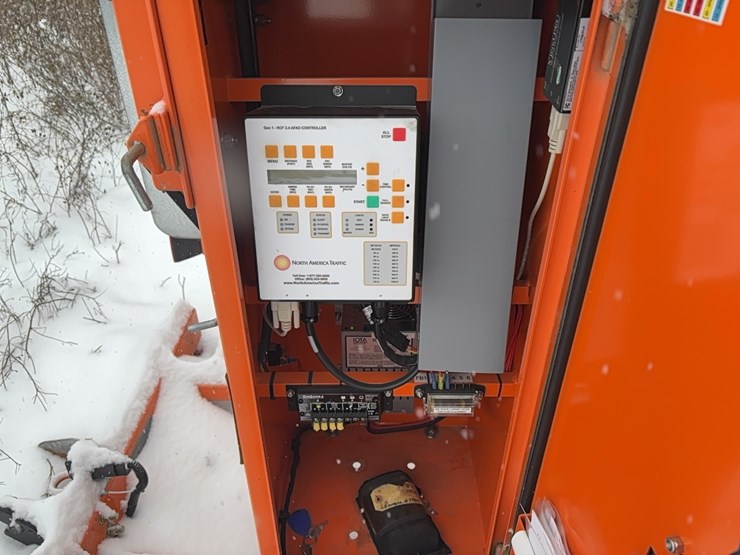 north-america-traffic-rcf2.4-remote-controlled-flagman-portable-traffic-signal-sn:rcf3.442-image-5