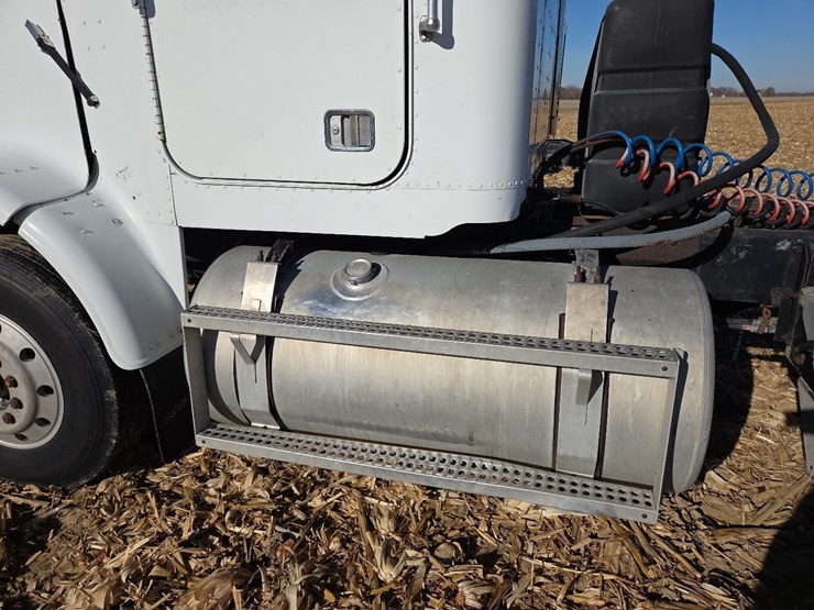 1988-freightliner-day-cab-semi-image-10