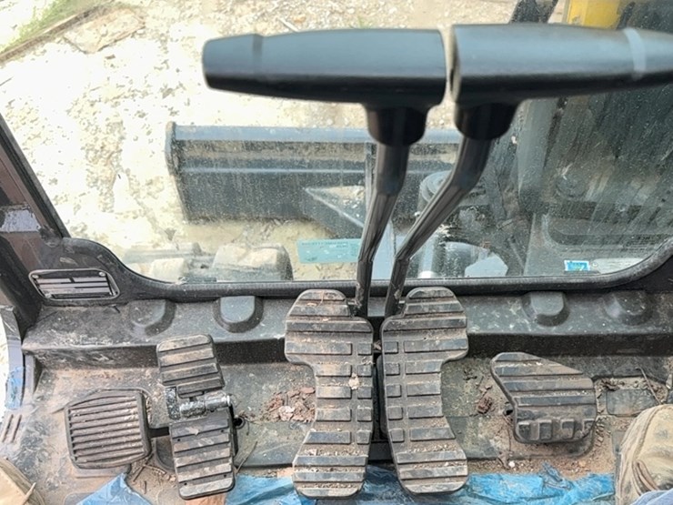 new-holland-e60c-image-18