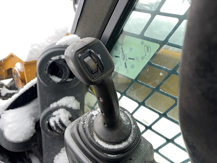 2015-caterpillar-262d-image-12