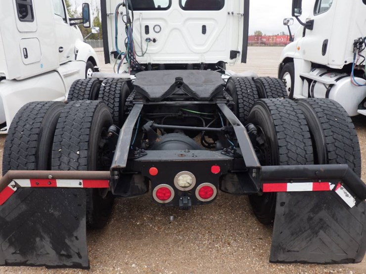 freightliner-cascadia-126-image-13