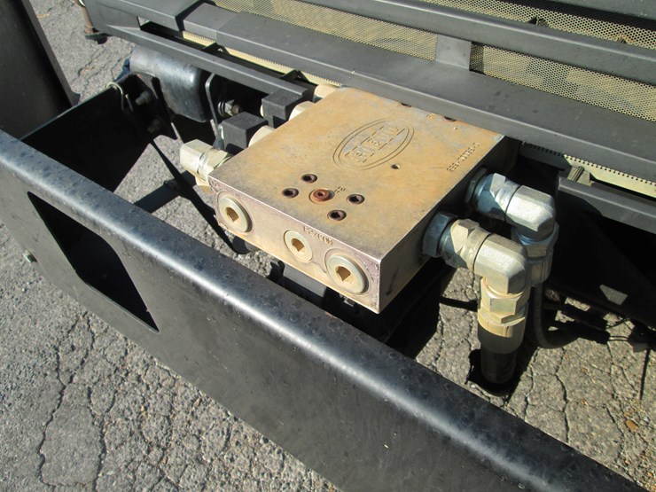 2016-freightliner-108sd-image-19