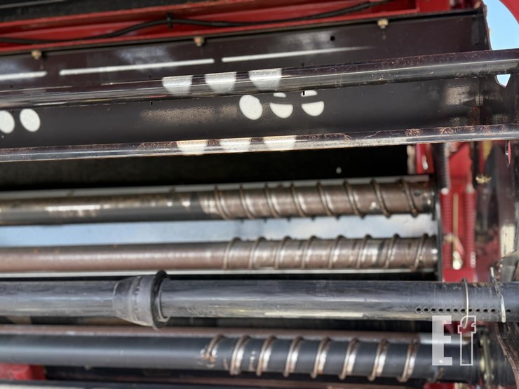 new-holland-roll-belt-560-image-23