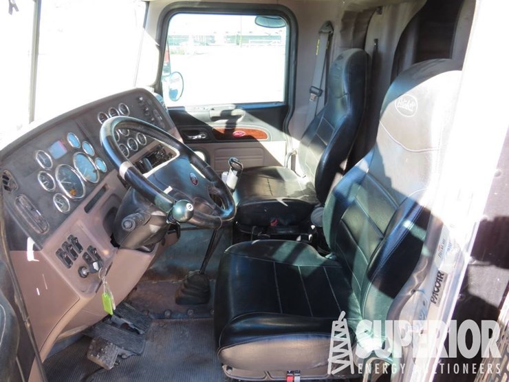 2016-peterbilt-389-image-11