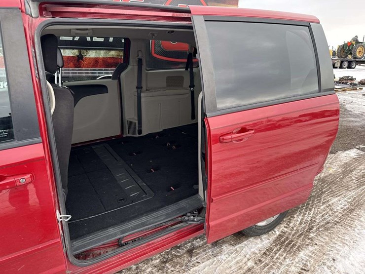 2014-dodge-caravan-image-18
