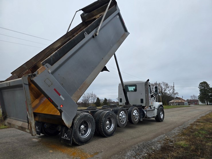 2020-peterbilt-567-image-71