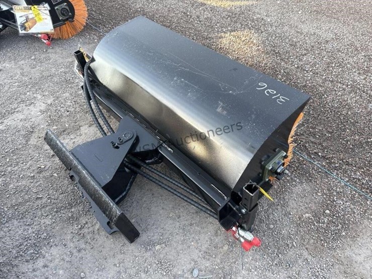 2025-giyi-qsj-sweeper-for-stand-up-skid-steer-image-4