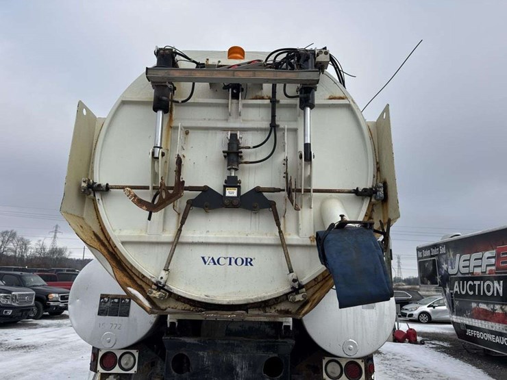 2007-international-7600-image-13