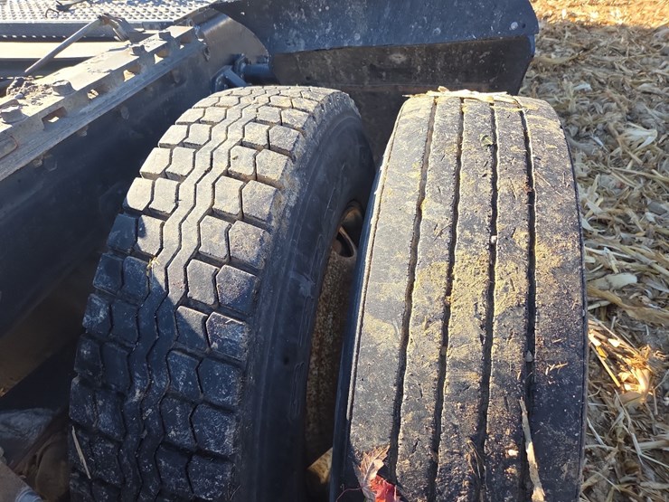 1988-freightliner-day-cab-semi-image-25