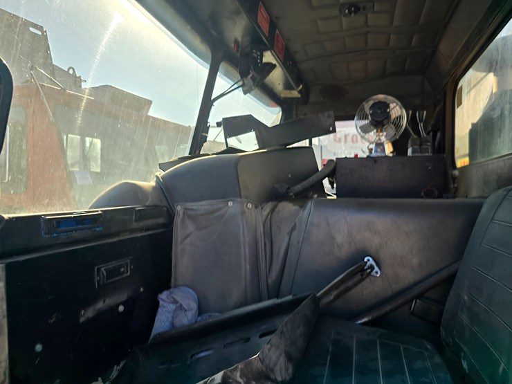 2001-peterbilt-320-image-41