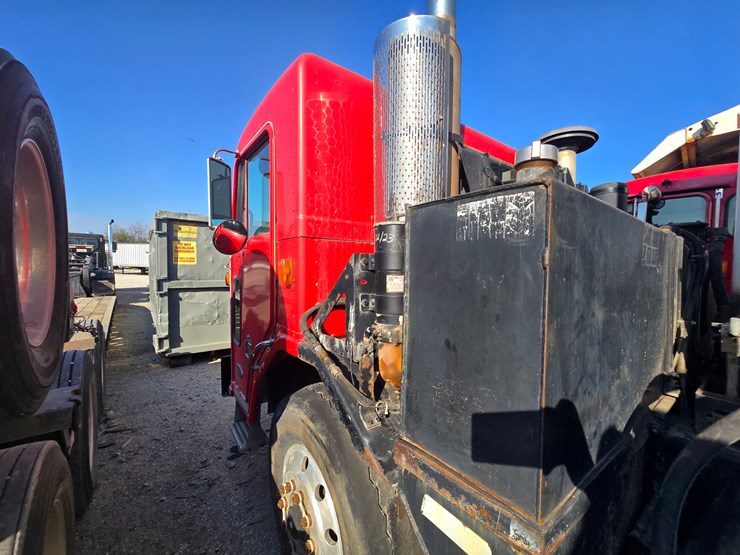 2002-peterbilt-320-image-25