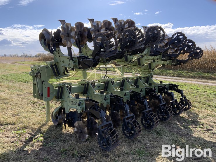 2013-orthman-12r30”-1tripr-strip-till-machine-image-7