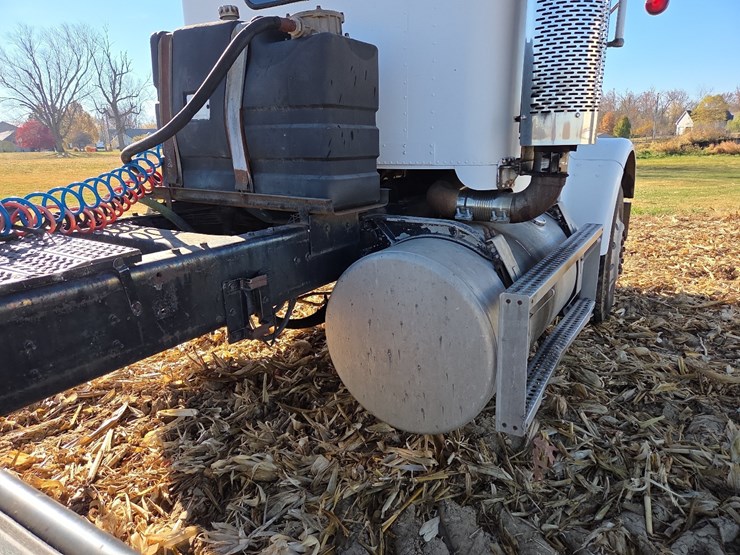 1988-freightliner-day-cab-semi-image-28