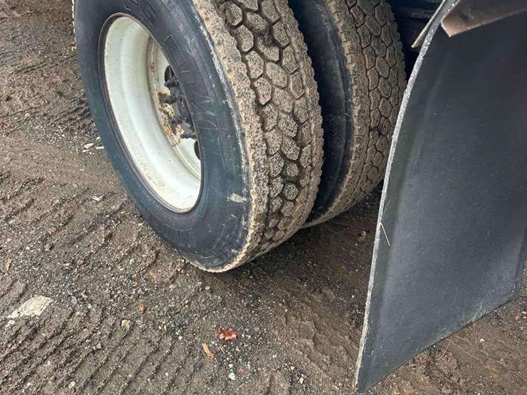 2016-freightliner-business-class-m2-106-image-13