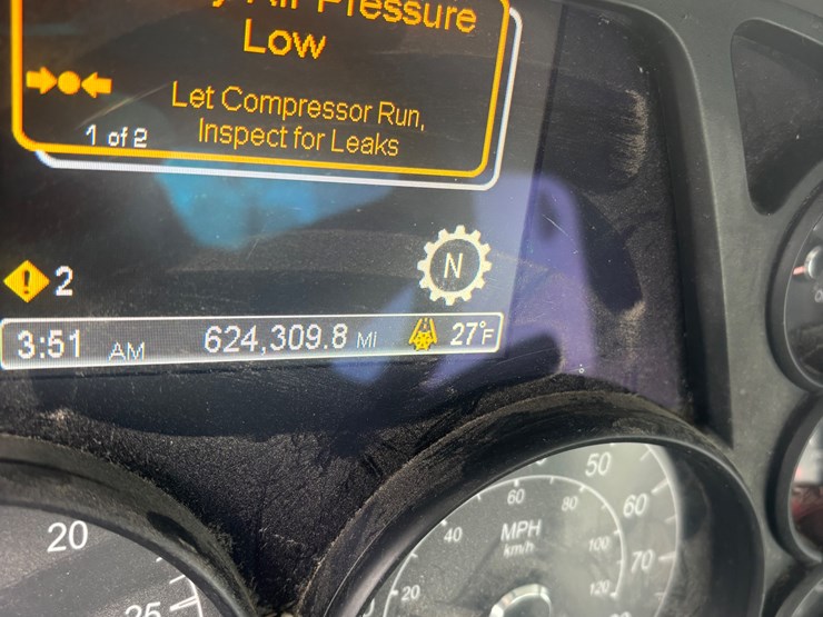 #1550-•-2016-peterbuilt-day-cab-auto-image-8